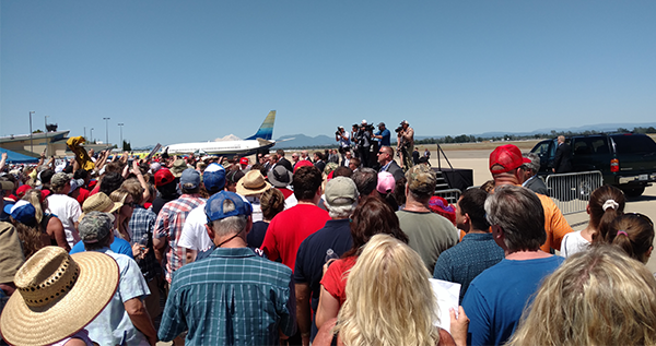 Trump autograph crowd